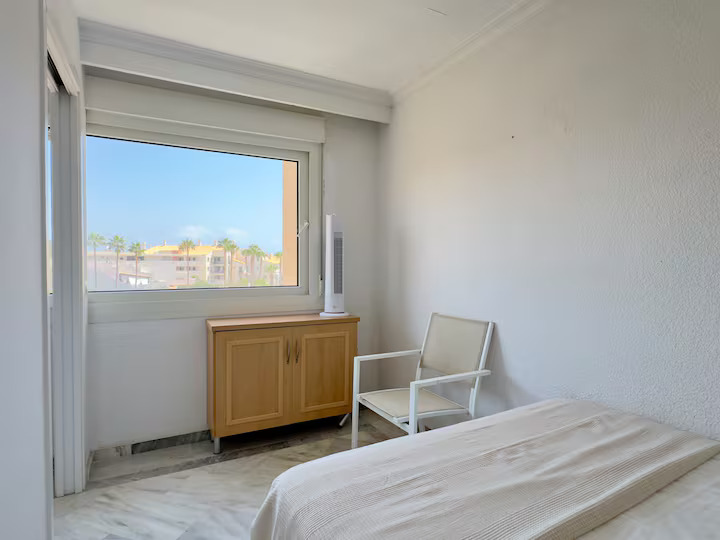 SE ALQUILA  HASTA 31.5.26 Y DESDE 01/10/2026 HASTA 31/05/2027 MAGNIFICO APARTAMENTO CON VISTAS AL MAR EN 1ª LINEA DE PLAYA EN BENALMADENA