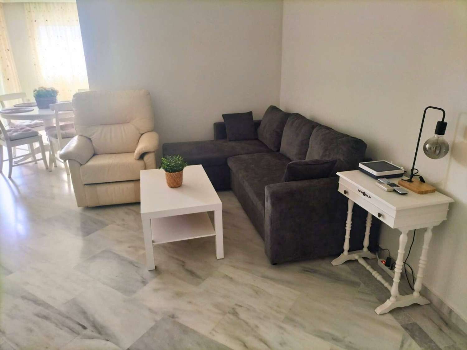 SE ALQUILA  HASTA 31.5.26 Y DESDE 01/10/2026 HASTA 31/05/2027 MAGNIFICO APARTAMENTO CON VISTAS AL MAR EN 1ª LINEA DE PLAYA EN BENALMADENA