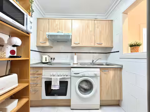 SE ALQUILA  HASTA 31.5.26 Y DESDE 01/10/2026 HASTA 31/05/2027 MAGNIFICO APARTAMENTO CON VISTAS AL MAR EN 1ª LINEA DE PLAYA EN BENALMADENA