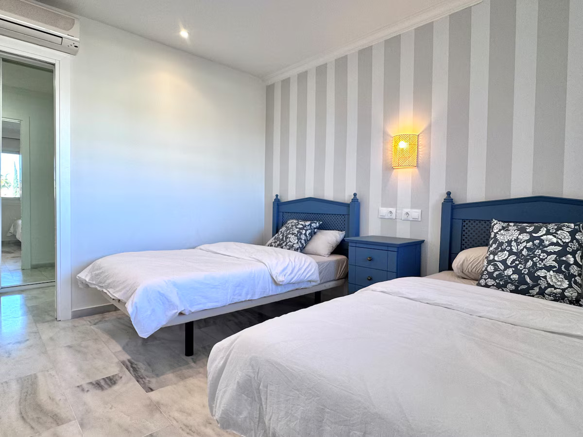 SE ALQUILA  HASTA 31.5.26 Y DESDE 01/10/2026 HASTA 31/05/2027 MAGNIFICO APARTAMENTO CON VISTAS AL MAR EN 1ª LINEA DE PLAYA EN BENALMADENA