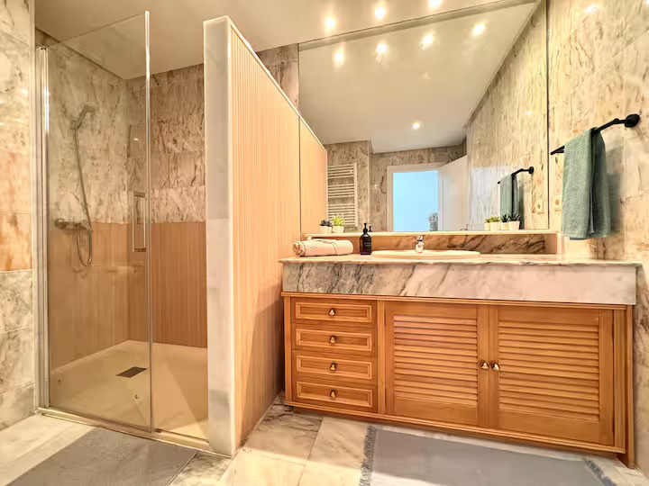 SE ALQUILA  HASTA 31.5.26 Y DESDE 01/10/2026 HASTA 31/05/2027 MAGNIFICO APARTAMENTO CON VISTAS AL MAR EN 1ª LINEA DE PLAYA EN BENALMADENA