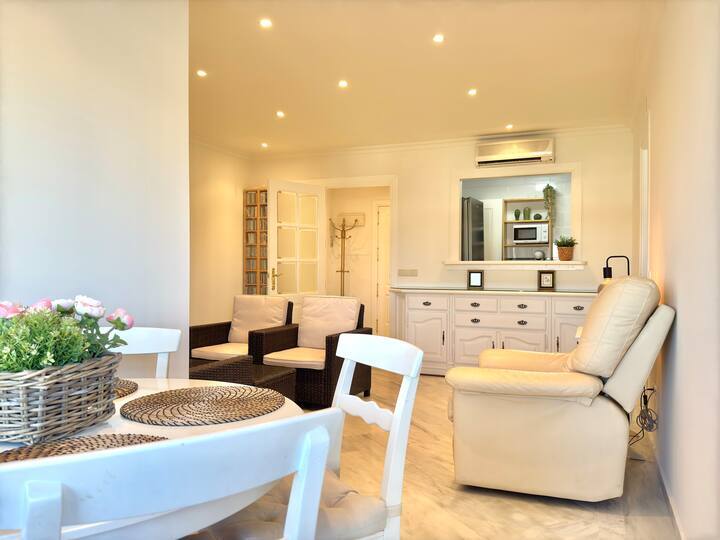 SE ALQUILA  HASTA 31.5.26 Y DESDE 01/10/2026 HASTA 31/05/2027 MAGNIFICO APARTAMENTO CON VISTAS AL MAR EN 1ª LINEA DE PLAYA EN BENALMADENA