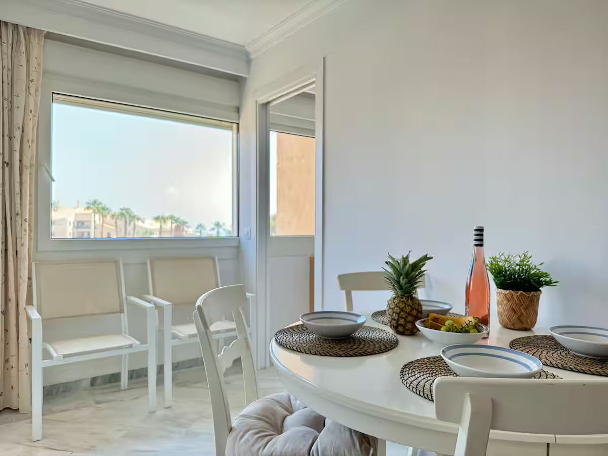 SE ALQUILA  HASTA 31.5.26 Y DESDE 01/10/2026 HASTA 31/05/2027 MAGNIFICO APARTAMENTO CON VISTAS AL MAR EN 1ª LINEA DE PLAYA EN BENALMADENA