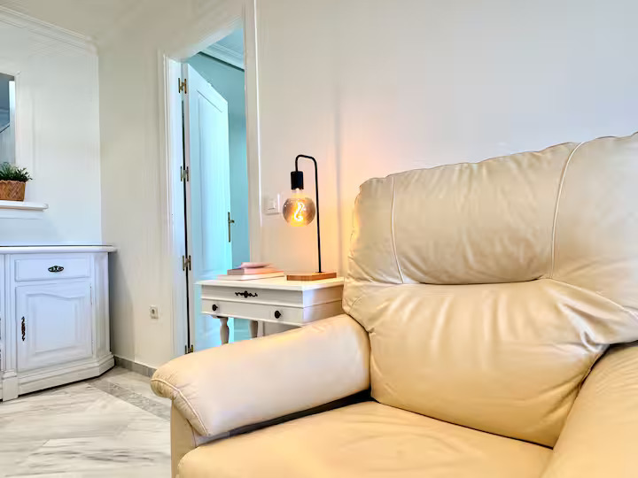 SE ALQUILA  HASTA 31.5.26 Y DESDE 01/10/2026 HASTA 31/05/2027 MAGNIFICO APARTAMENTO CON VISTAS AL MAR EN 1ª LINEA DE PLAYA EN BENALMADENA