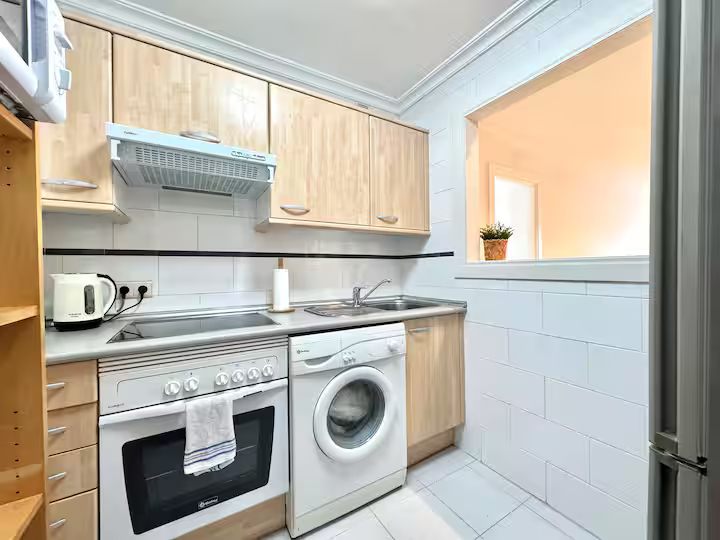 SE ALQUILA  HASTA 31.5.26 Y DESDE 01/10/2026 HASTA 31/05/2027 MAGNIFICO APARTAMENTO CON VISTAS AL MAR EN 1ª LINEA DE PLAYA EN BENALMADENA