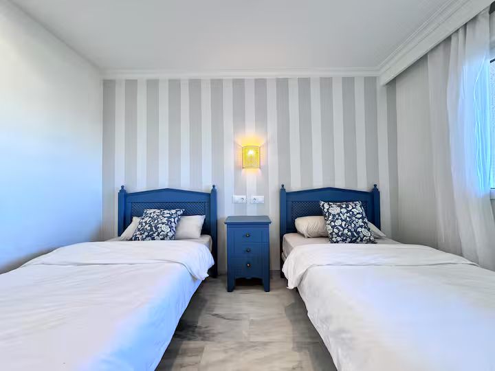 SE ALQUILA  HASTA 31.5.26 Y DESDE 01/10/2026 HASTA 31/05/2027 MAGNIFICO APARTAMENTO CON VISTAS AL MAR EN 1ª LINEA DE PLAYA EN BENALMADENA