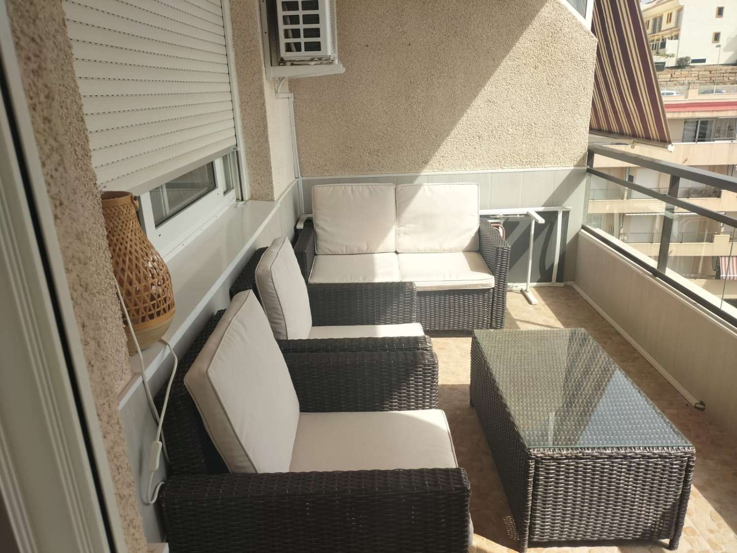 SE ALQUILA  HASTA 31.5.26 Y DESDE 01/10/2026 HASTA 31/05/2027 MAGNIFICO APARTAMENTO CON VISTAS AL MAR EN 1ª LINEA DE PLAYA EN BENALMADENA