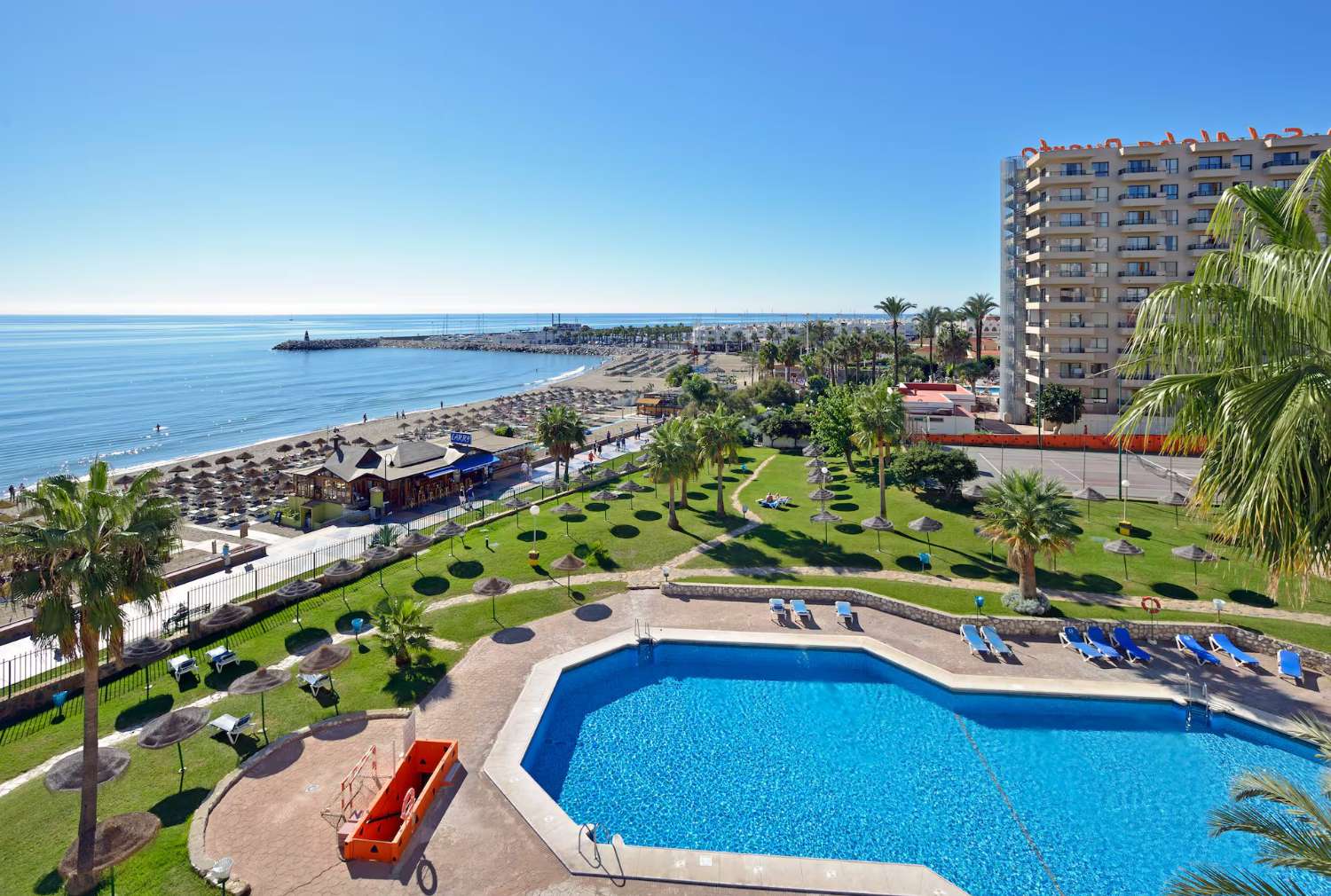 SE ALQUILA DESDE  1.10.25-30.6.26   BONITO ESTUDIO CON VISTAS FRONTALES AL MAR EN TORREMOLINOS AL LADO DE PUERTO MARINA