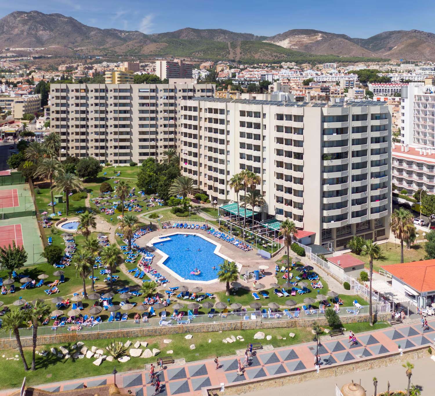 SE ALQUILA DESDE  1.10.25-30.6.26   BONITO ESTUDIO CON VISTAS FRONTALES AL MAR EN TORREMOLINOS AL LADO DE PUERTO MARINA