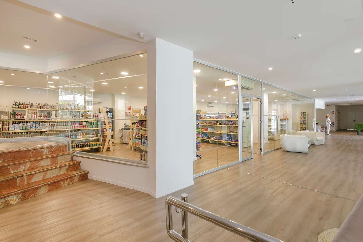 SE ALQUILA DESDE  1.10.25-30.6.26   BONITO ESTUDIO CON VISTAS FRONTALES AL MAR EN TORREMOLINOS AL LADO DE PUERTO MARINA