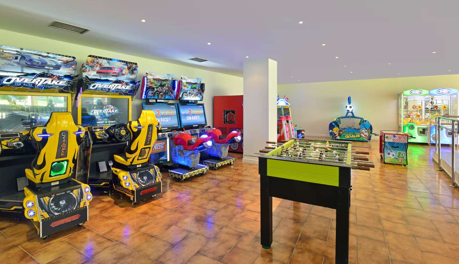 SE ALQUILA DESDE  1.10.25-30.6.26   BONITO ESTUDIO CON VISTAS FRONTALES AL MAR EN TORREMOLINOS AL LADO DE PUERTO MARINA