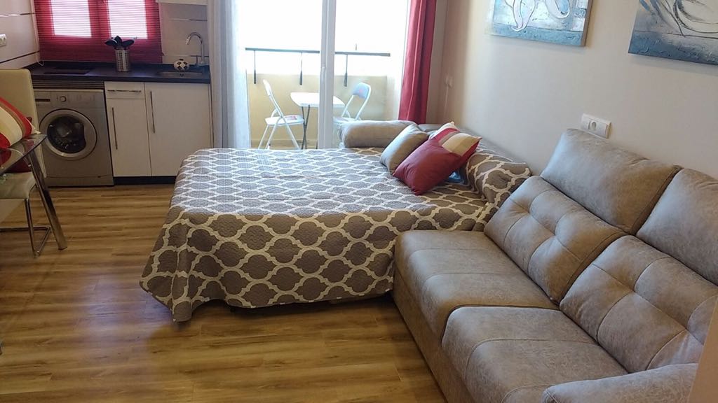 SE ALQUILA DESDE  1.10.25-30.6.26   BONITO ESTUDIO CON VISTAS FRONTALES AL MAR EN TORREMOLINOS AL LADO DE PUERTO MARINA