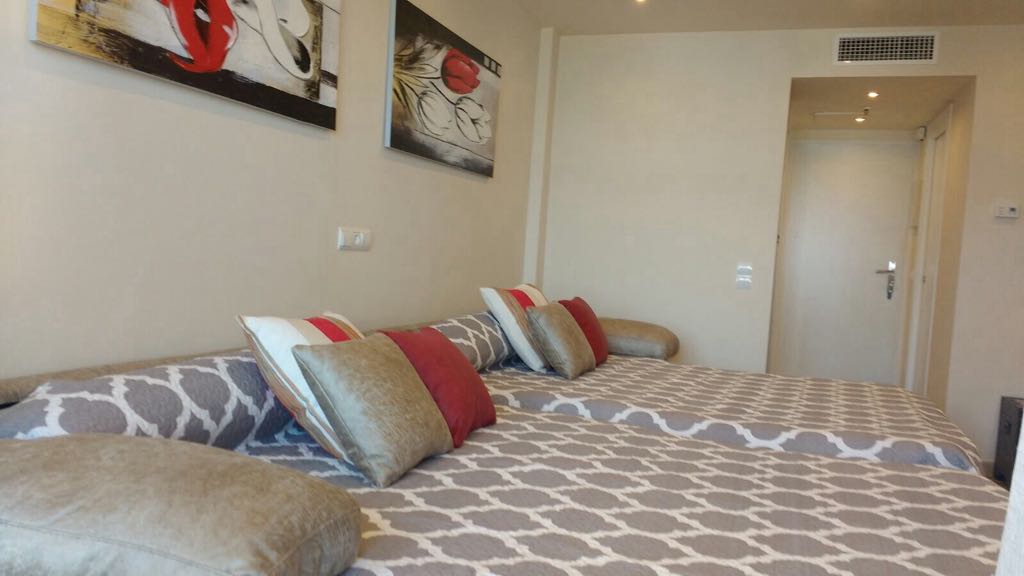 SE ALQUILA DESDE  1.10.25-30.6.26   BONITO ESTUDIO CON VISTAS FRONTALES AL MAR EN TORREMOLINOS AL LADO DE PUERTO MARINA