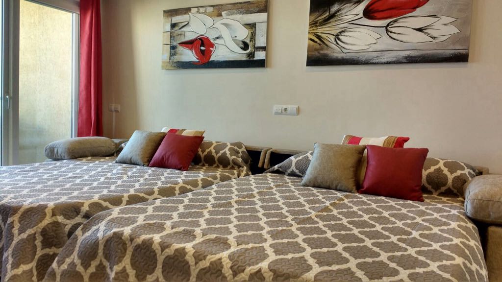 SE ALQUILA DESDE  1.10.25-30.6.26   BONITO ESTUDIO CON VISTAS FRONTALES AL MAR EN TORREMOLINOS AL LADO DE PUERTO MARINA