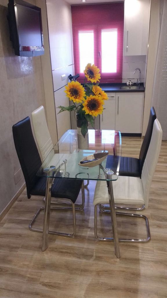 SE ALQUILA DESDE  1.10.25-30.6.26   BONITO ESTUDIO CON VISTAS FRONTALES AL MAR EN TORREMOLINOS AL LADO DE PUERTO MARINA