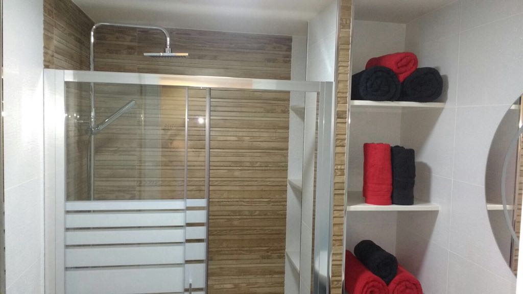 SE ALQUILA DESDE  1.10.25-30.6.26   BONITO ESTUDIO CON VISTAS FRONTALES AL MAR EN TORREMOLINOS AL LADO DE PUERTO MARINA