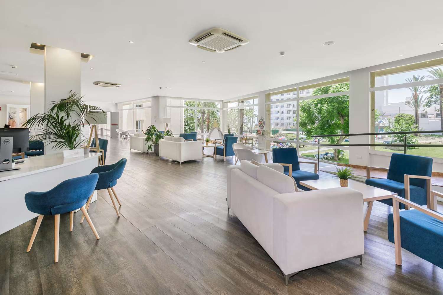 SE ALQUILA DESDE  1.10.25-30.6.26   BONITO ESTUDIO CON VISTAS FRONTALES AL MAR EN TORREMOLINOS AL LADO DE PUERTO MARINA