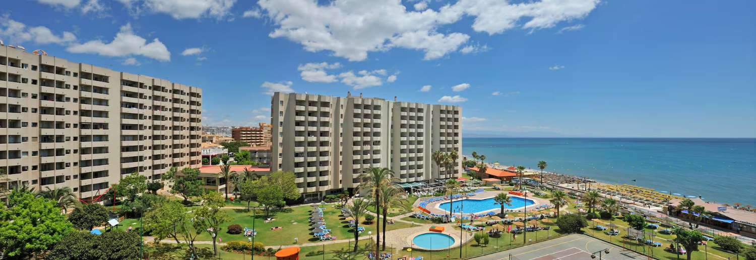 SE ALQUILA DESDE  1.10.25-30.6.26   BONITO ESTUDIO CON VISTAS FRONTALES AL MAR EN TORREMOLINOS AL LADO DE PUERTO MARINA