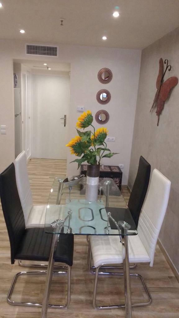 SE ALQUILA DESDE  1.10.25-30.6.26   BONITO ESTUDIO CON VISTAS FRONTALES AL MAR EN TORREMOLINOS AL LADO DE PUERTO MARINA