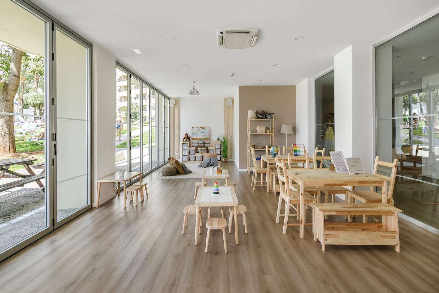 SE ALQUILA DESDE  1.10.25-30.6.26   BONITO ESTUDIO CON VISTAS FRONTALES AL MAR EN TORREMOLINOS AL LADO DE PUERTO MARINA