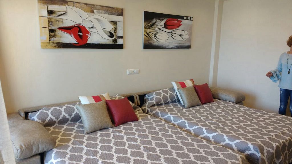 SE ALQUILA DESDE  1.10.25-30.6.26   BONITO ESTUDIO CON VISTAS FRONTALES AL MAR EN TORREMOLINOS AL LADO DE PUERTO MARINA