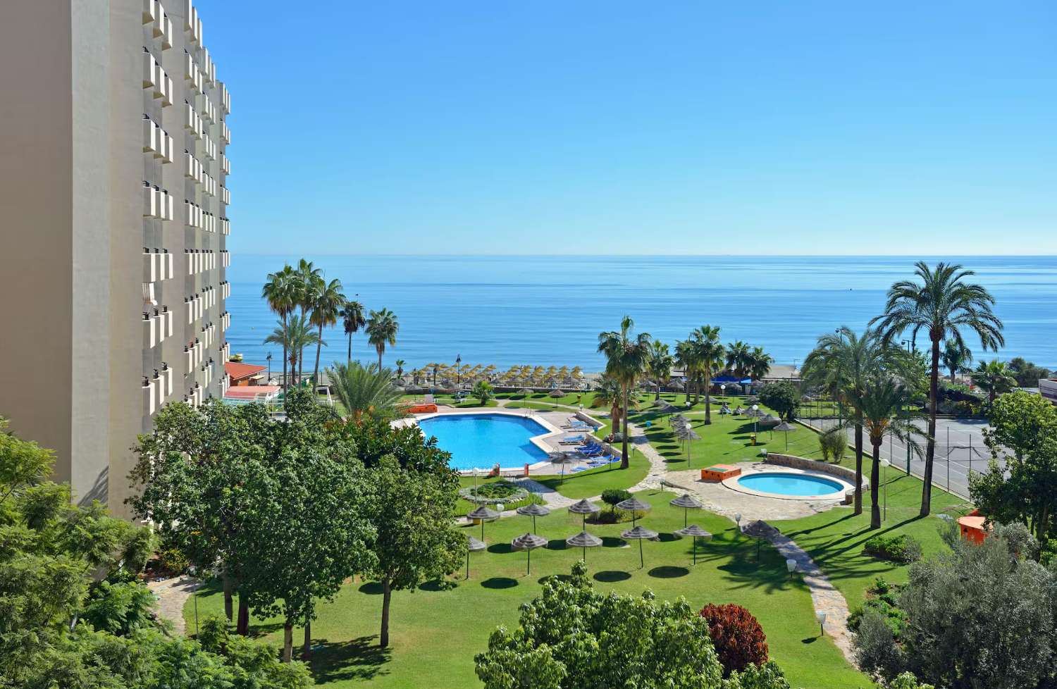 SE ALQUILA DESDE  1.10.25-30.6.26   BONITO ESTUDIO CON VISTAS FRONTALES AL MAR EN TORREMOLINOS AL LADO DE PUERTO MARINA