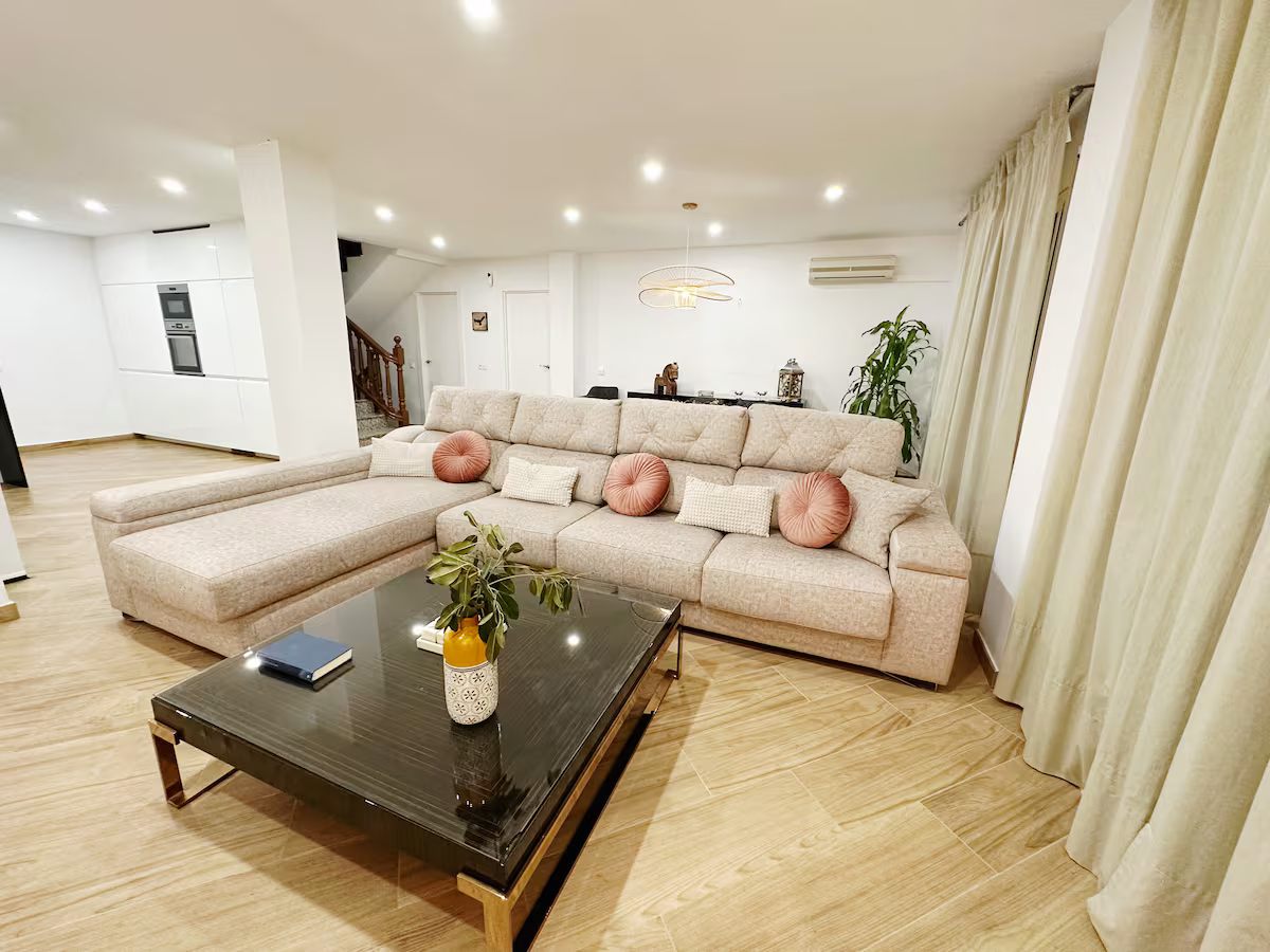 SE ALQUILA  DESDE 01/09/2026 HASTA 30/06/27 MAGNIFICA VILLA EN  ARROYO DE LA MIEL (BENALMADENA)