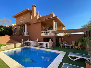 SE ALQUILA  DESDE 01/09/2026 HASTA 30/06/27 MAGNIFICA VILLA EN  ARROYO DE LA MIEL (BENALMADENA)
