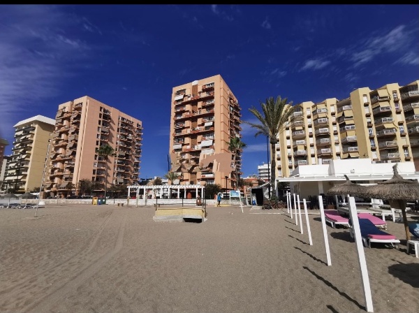STAGIONE MEZZA In affitto dal 17.10.26 al 30.6.27 Bel appartamento sulla prima linea della spiaggia di Fuengirola