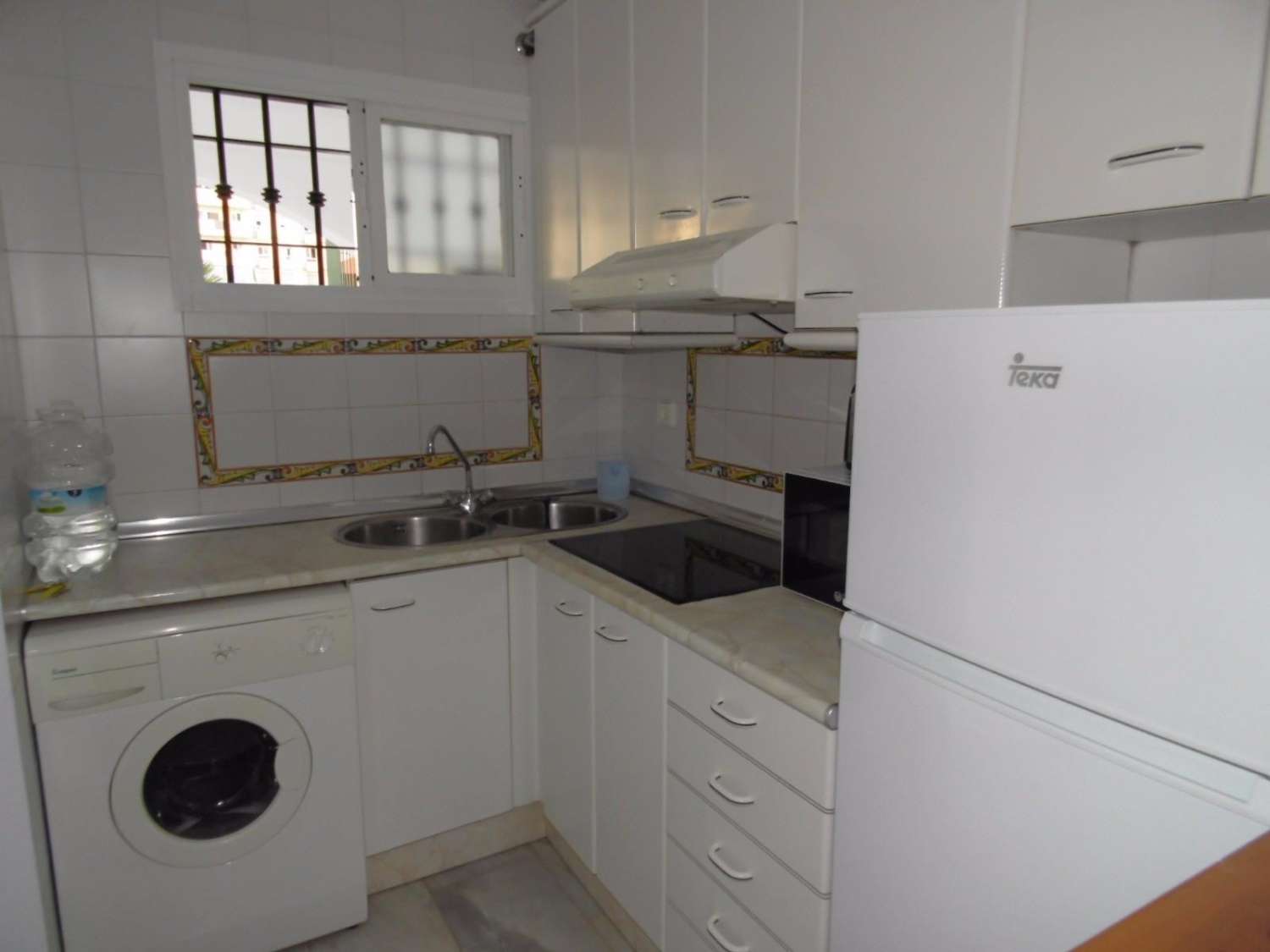 SE ALQUILA DESDE 15/09/2026- 31/05/2027 BONITO APARTAMENTO EN PLANTA BAJA A 150 METROS DE LA PLAYA EN BENALMADENA