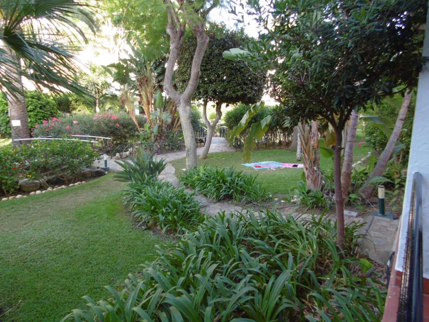 SE ALQUILA DESDE 15/09/2026- 31/05/2027 BONITO APARTAMENTO EN PLANTA BAJA A 150 METROS DE LA PLAYA EN BENALMADENA