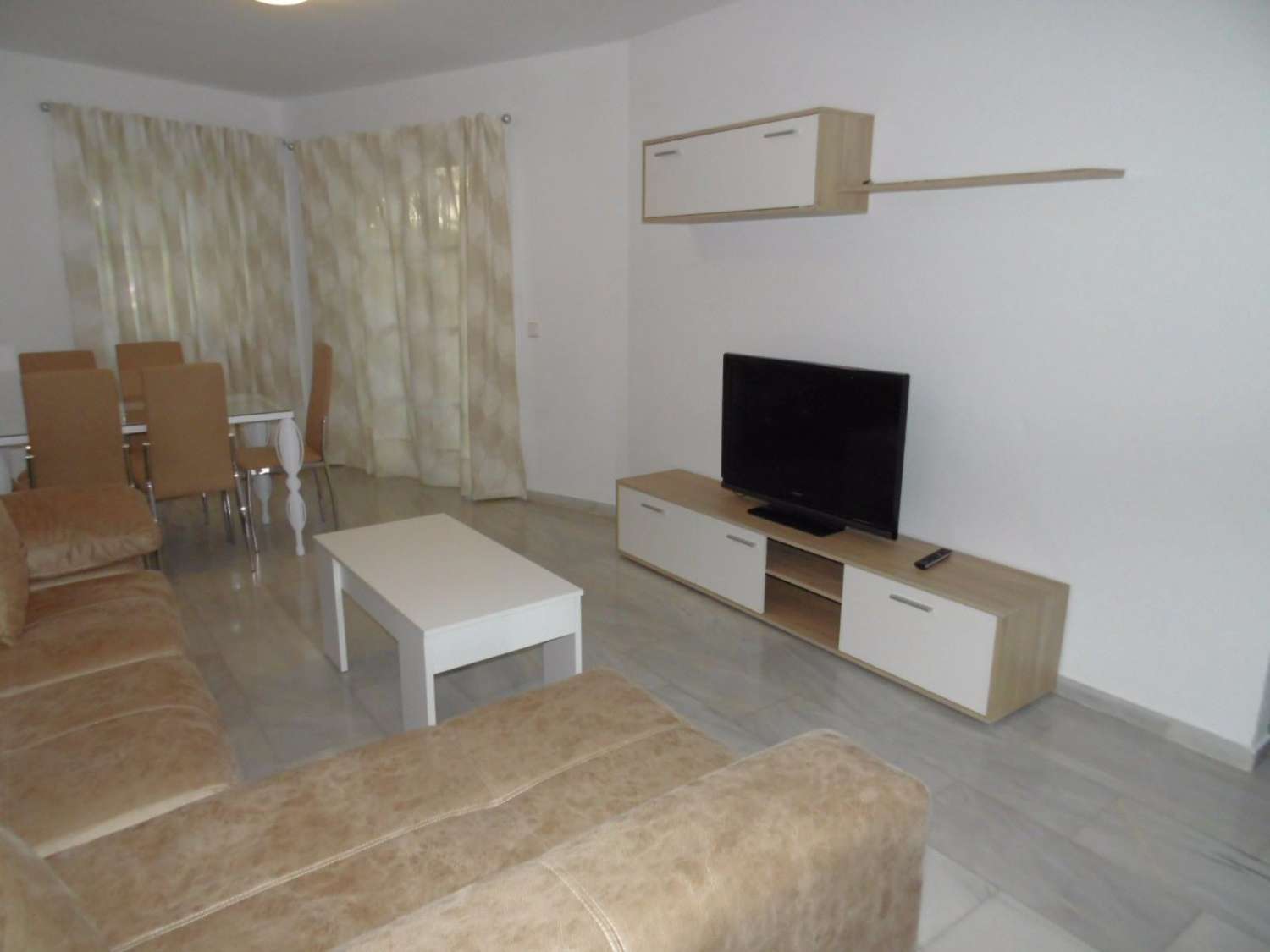 SE ALQUILA DESDE 15/09/2026- 31/05/2027 BONITO APARTAMENTO EN PLANTA BAJA A 150 METROS DE LA PLAYA EN BENALMADENA