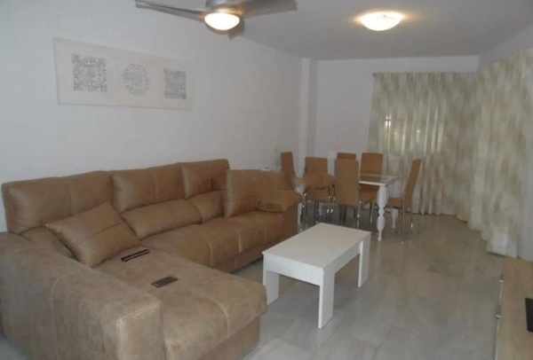 SE ALQUILA DESDE 15/09/2026- 31/05/2027 BONITO APARTAMENTO EN PLANTA BAJA A 150 METROS DE LA PLAYA EN BENALMADENA