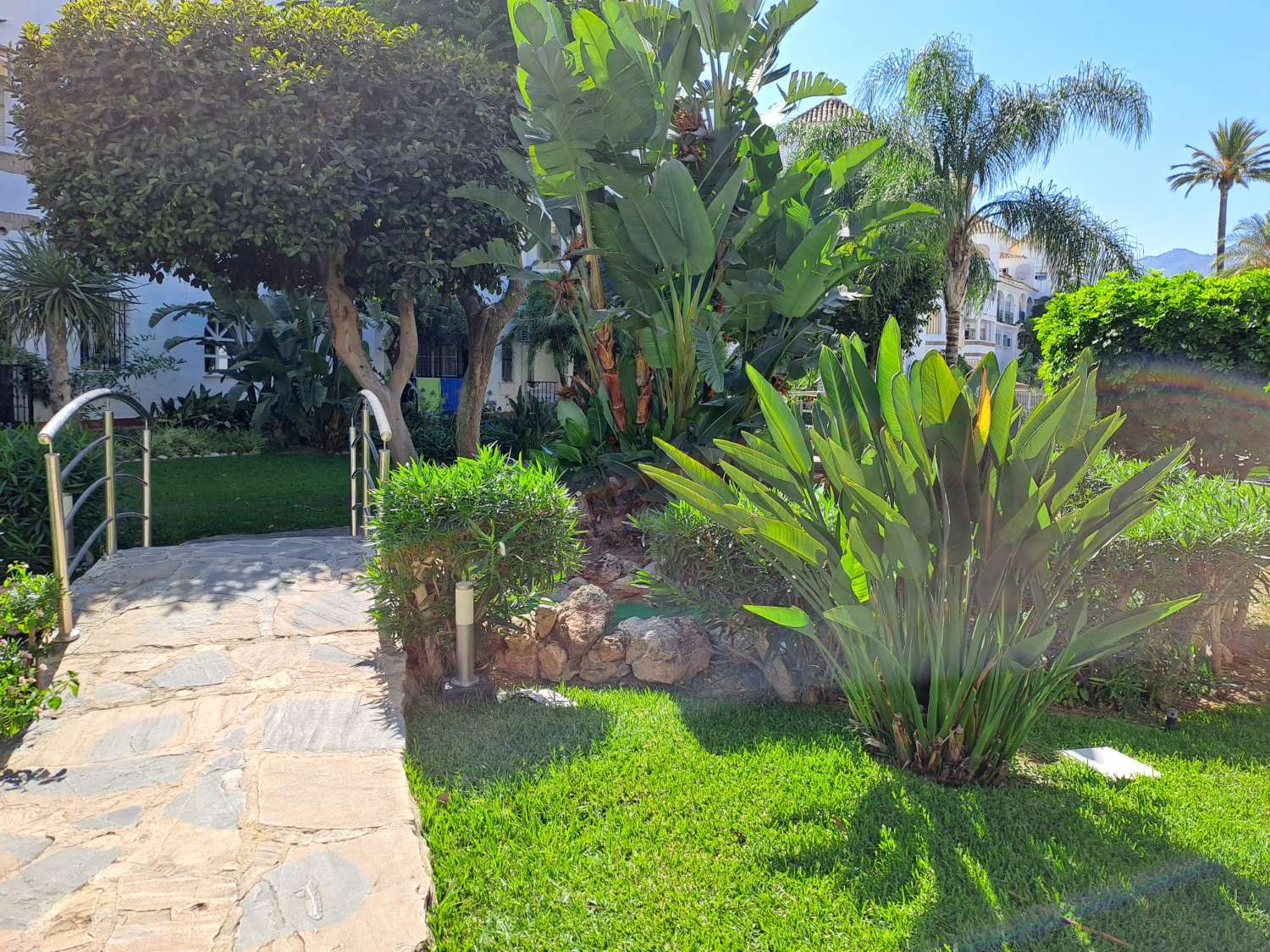 SE ALQUILA DESDE 15/09/2026- 31/05/2027 BONITO APARTAMENTO EN PLANTA BAJA A 150 METROS DE LA PLAYA EN BENALMADENA