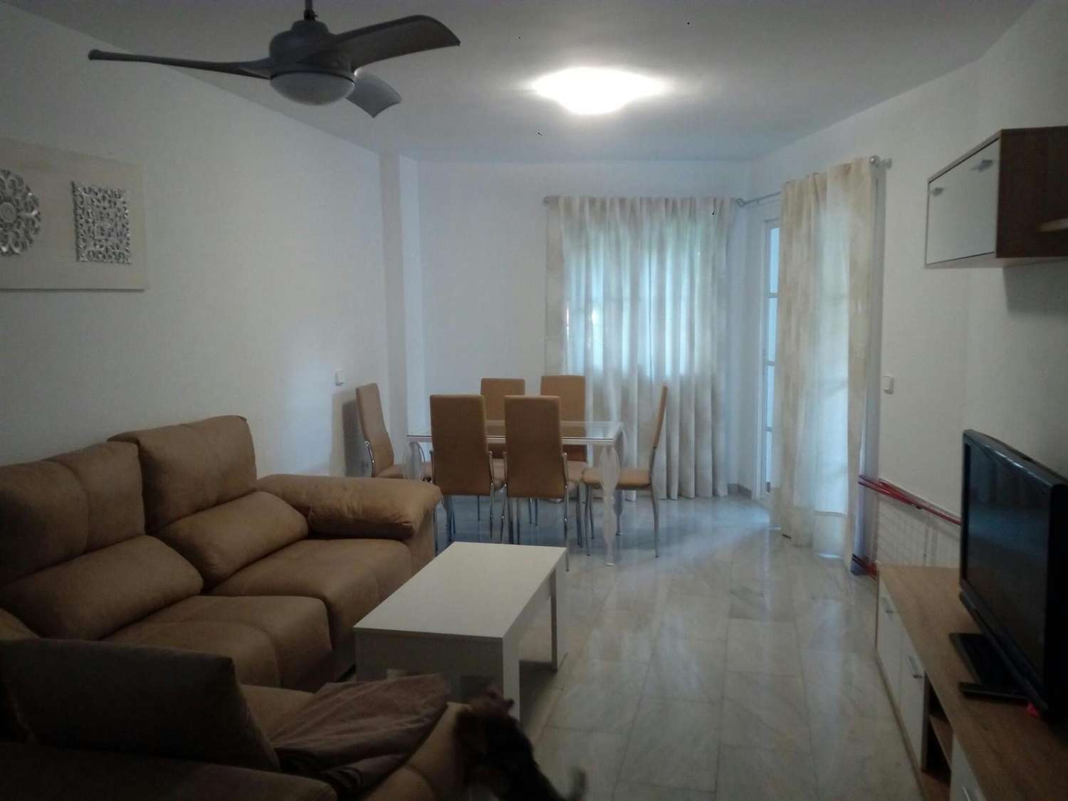 SE ALQUILA DESDE 15/09/2026- 31/05/2027 BONITO APARTAMENTO EN PLANTA BAJA A 150 METROS DE LA PLAYA EN BENALMADENA
