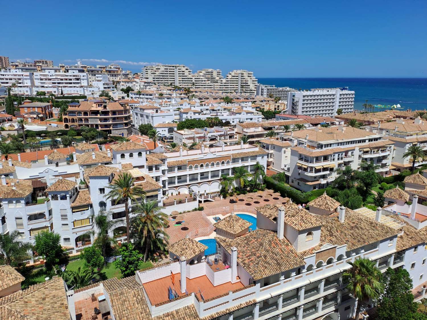 SE ALQUILA DESDE 15/09/2026- 31/05/2027 BONITO APARTAMENTO EN PLANTA BAJA A 150 METROS DE LA PLAYA EN BENALMADENA