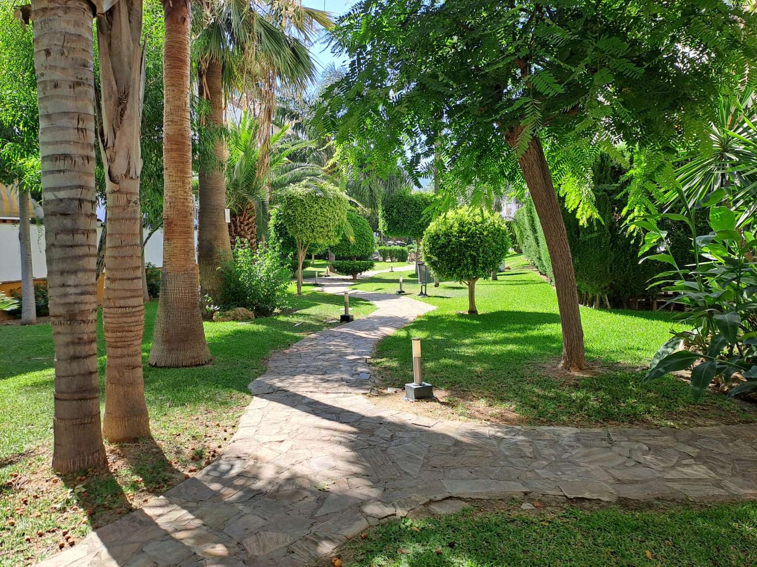 SE ALQUILA DESDE 15/09/2026- 31/05/2027 BONITO APARTAMENTO EN PLANTA BAJA A 150 METROS DE LA PLAYA EN BENALMADENA