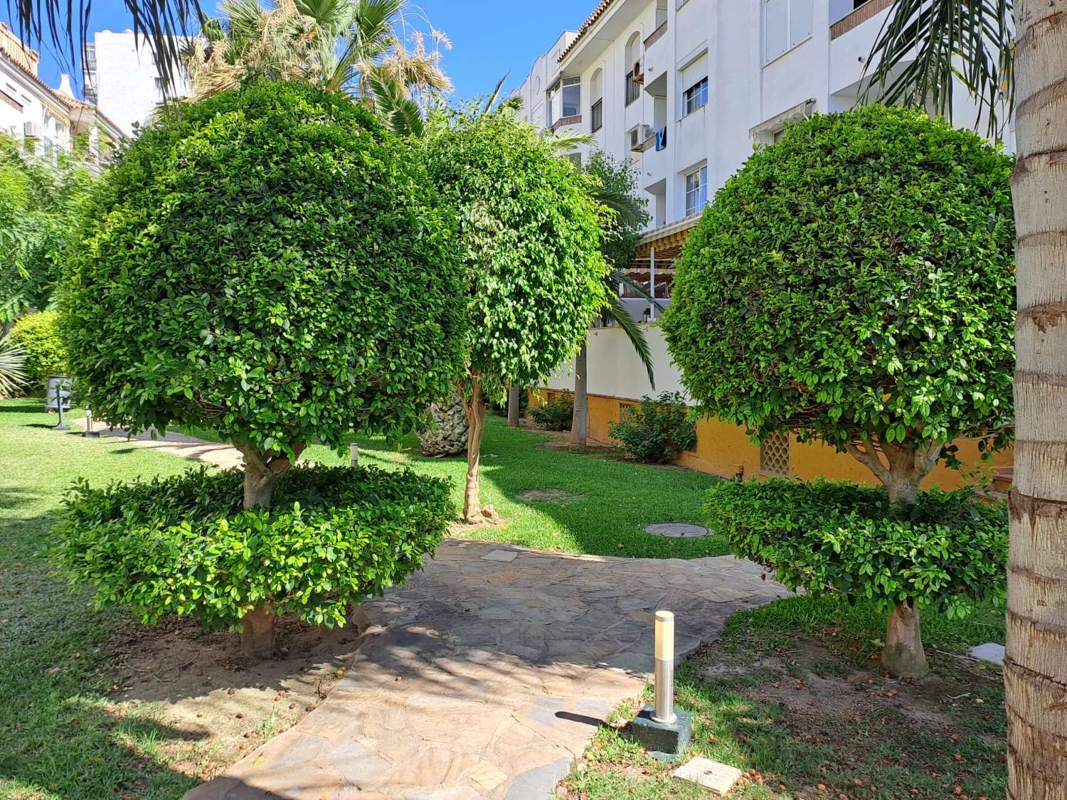 SE ALQUILA DESDE 15/09/2026- 31/05/2027 BONITO APARTAMENTO EN PLANTA BAJA A 150 METROS DE LA PLAYA EN BENALMADENA
