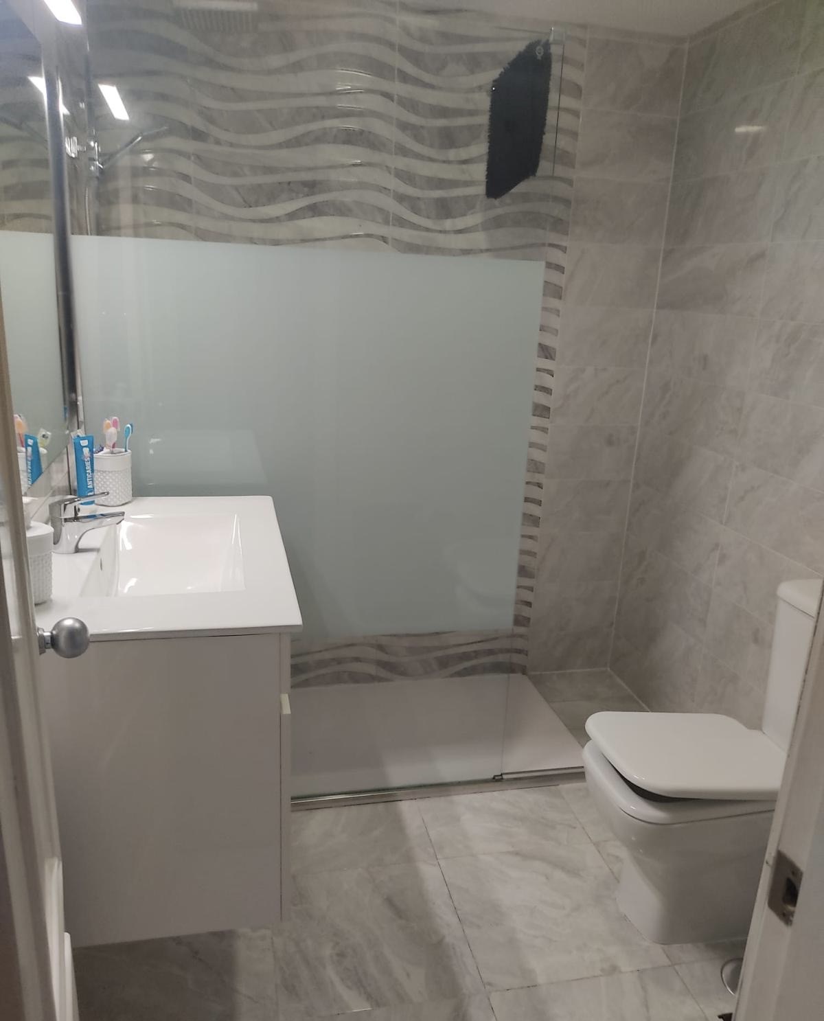SE ALQUILA DESDE 15/09/2026- 31/05/2027 BONITO APARTAMENTO EN PLANTA BAJA A 150 METROS DE LA PLAYA EN BENALMADENA