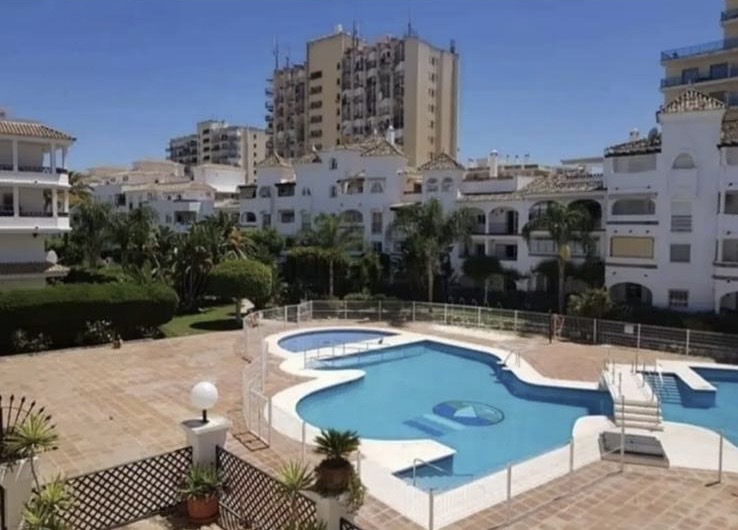 SE ALQUILA DESDE 15/09/2026- 31/05/2027 BONITO APARTAMENTO EN PLANTA BAJA A 150 METROS DE LA PLAYA EN BENALMADENA