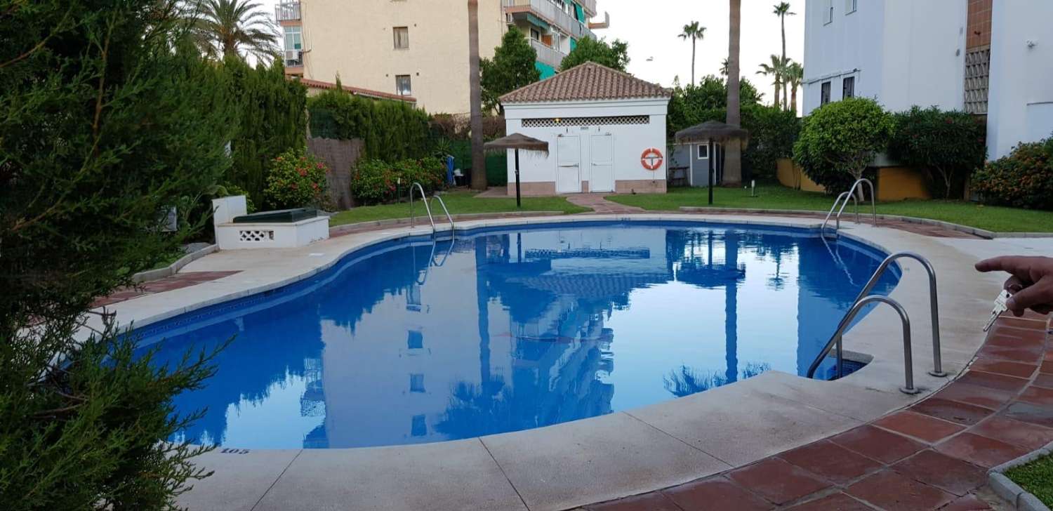 SE ALQUILA DESDE 15/09/2026- 31/05/2027 BONITO APARTAMENTO EN PLANTA BAJA A 150 METROS DE LA PLAYA EN BENALMADENA