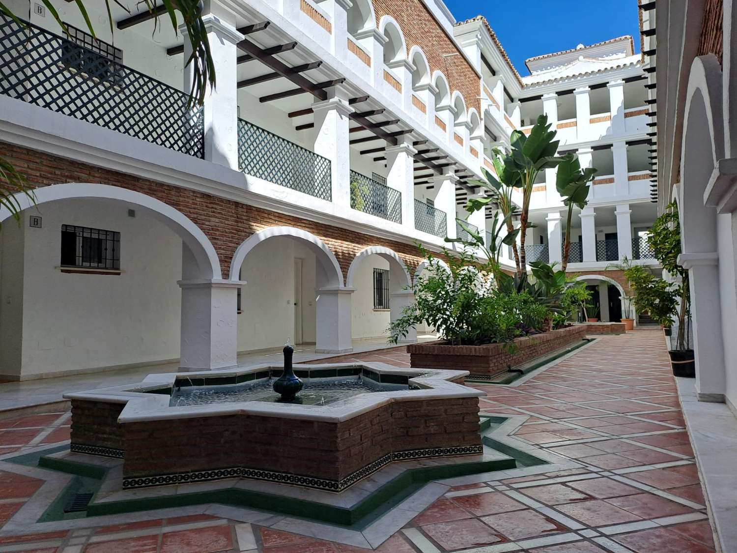 SE ALQUILA DESDE 15/09/2026- 31/05/2027 BONITO APARTAMENTO EN PLANTA BAJA A 150 METROS DE LA PLAYA EN BENALMADENA