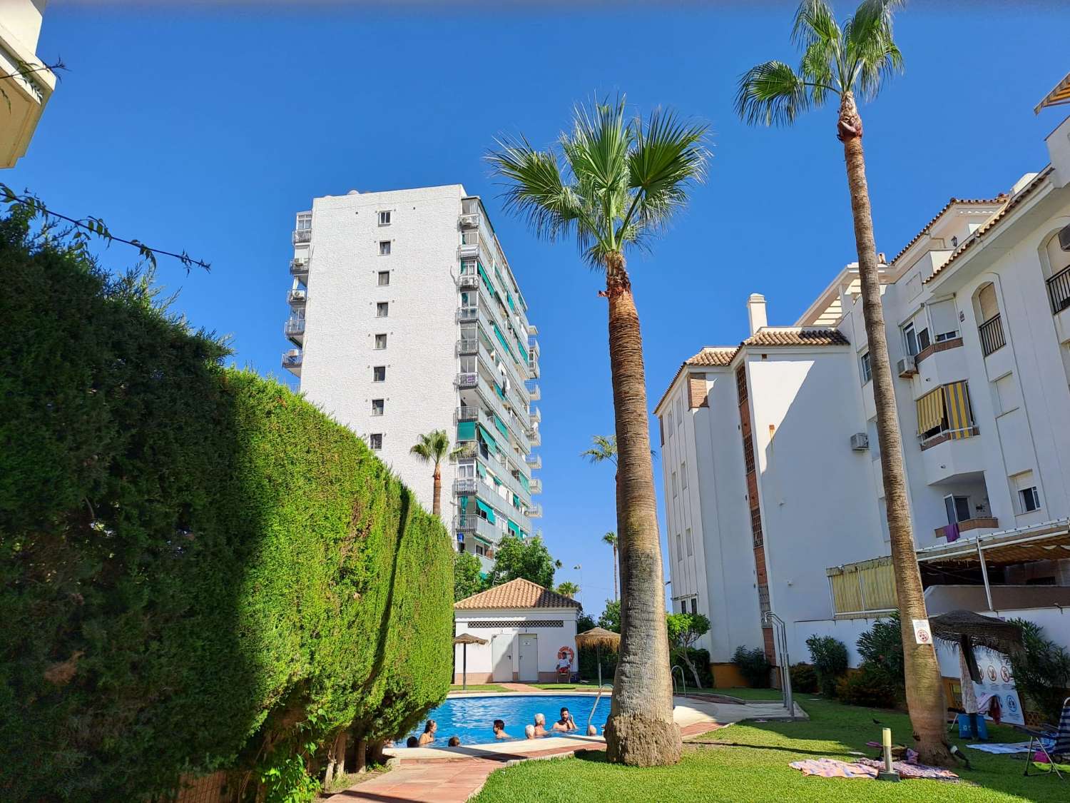 SE ALQUILA DESDE 15/09/2026- 31/05/2027 BONITO APARTAMENTO EN PLANTA BAJA A 150 METROS DE LA PLAYA EN BENALMADENA