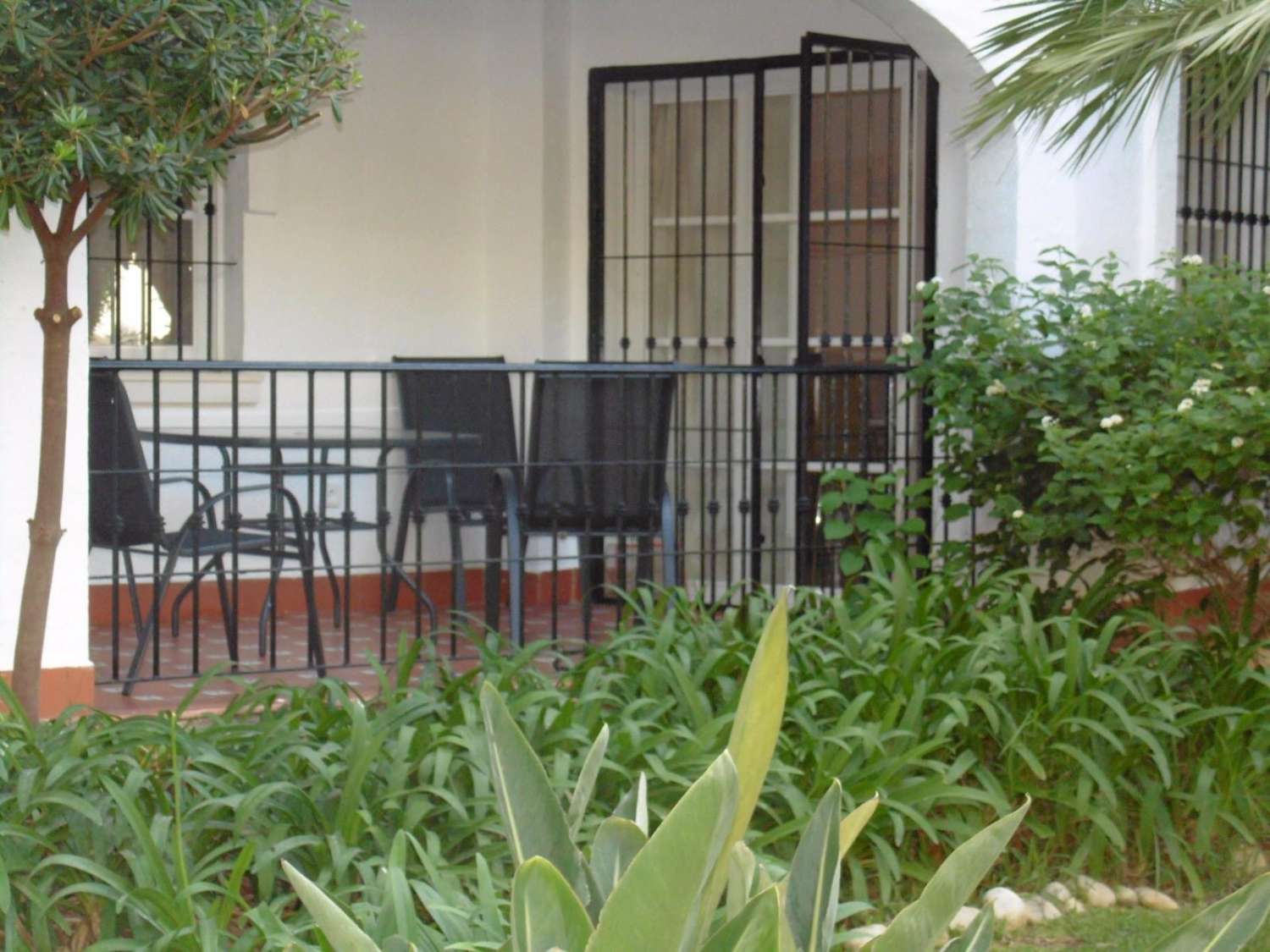 SE ALQUILA DESDE 15/09/2026- 31/05/2027 BONITO APARTAMENTO EN PLANTA BAJA A 150 METROS DE LA PLAYA EN BENALMADENA