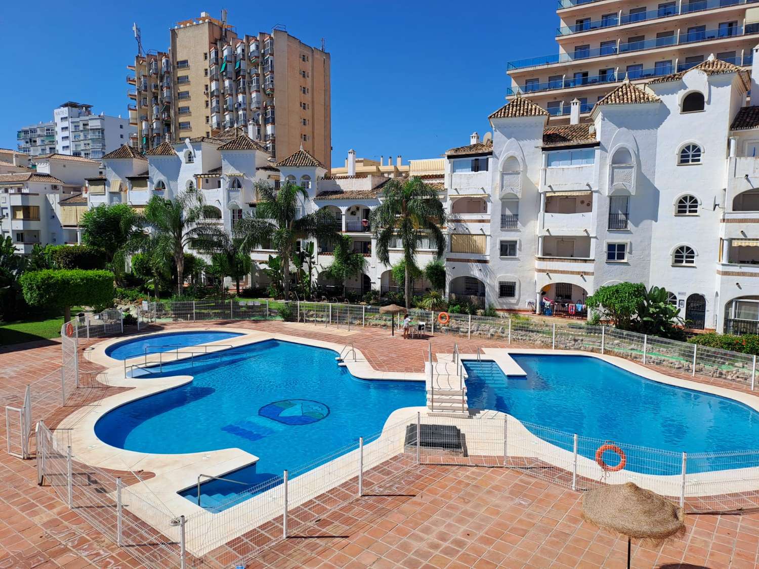 SE ALQUILA DESDE 15/09/2026- 31/05/2027 BONITO APARTAMENTO EN PLANTA BAJA A 150 METROS DE LA PLAYA EN BENALMADENA