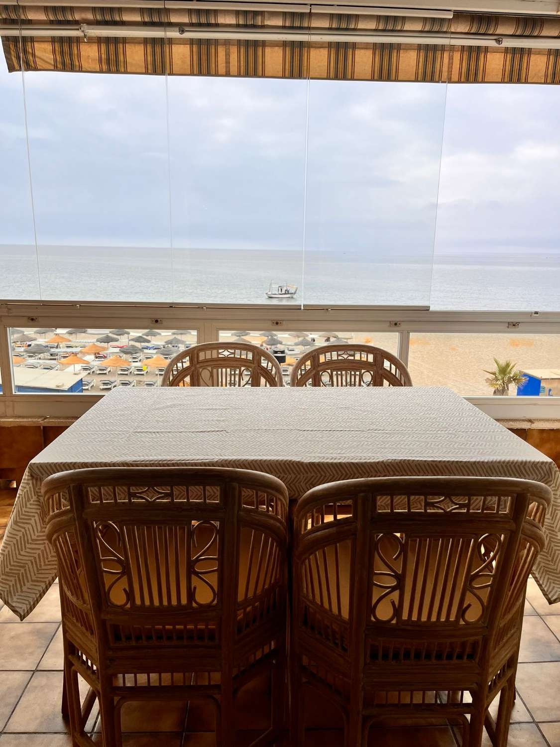 SE ALQUILA  DESDE 01.10.26-30.06.27 MAGNIFICO APARTAMENTO CON VISTAS  FRONTALES AL MAR EN 1ª LINEA DE PLAYA EN LOS BOLICHES (FUENGIROLA )