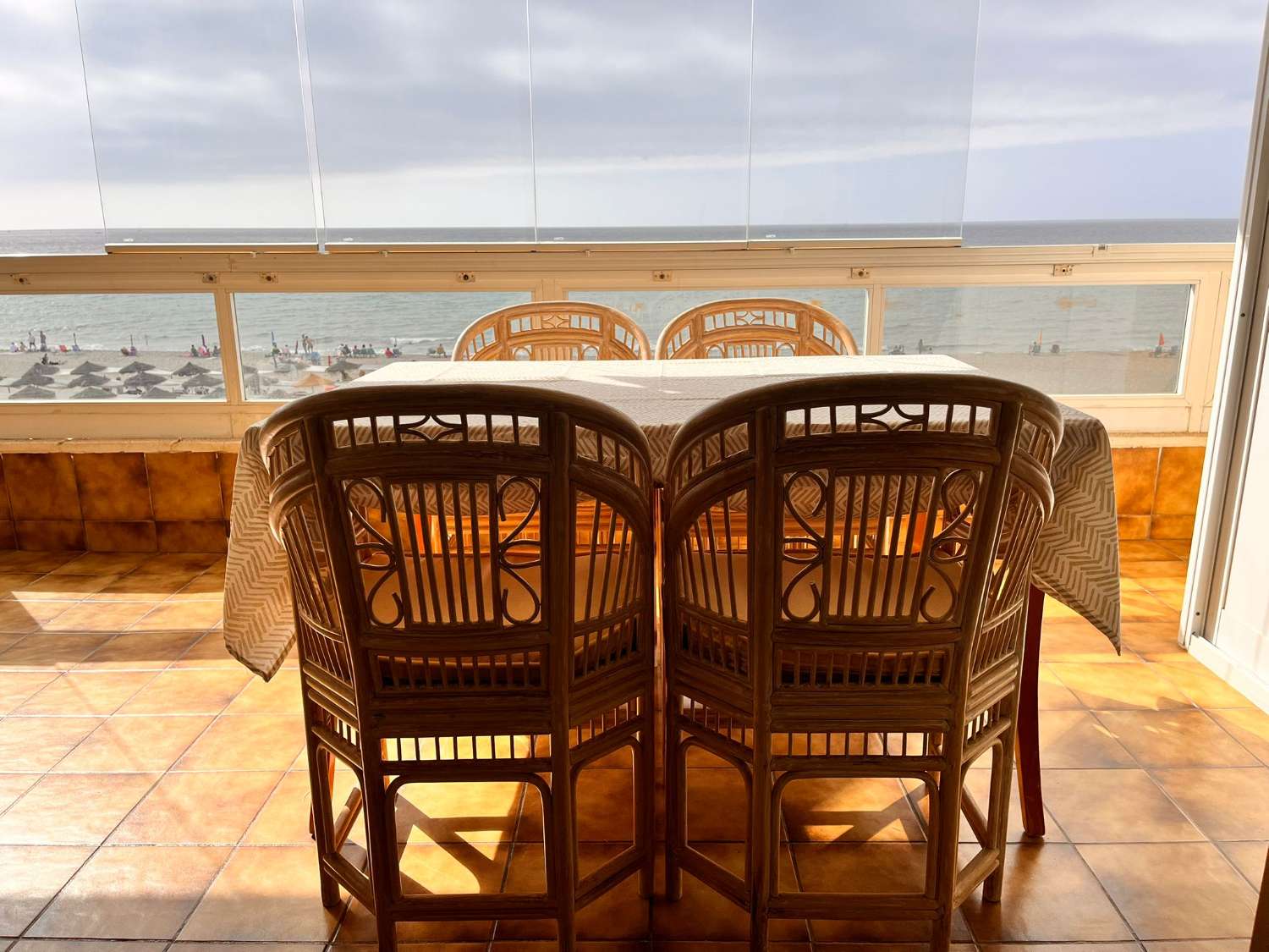 SE ALQUILA  DESDE 01.10.26-30.06.27 MAGNIFICO APARTAMENTO CON VISTAS  FRONTALES AL MAR EN 1ª LINEA DE PLAYA EN LOS BOLICHES (FUENGIROLA )