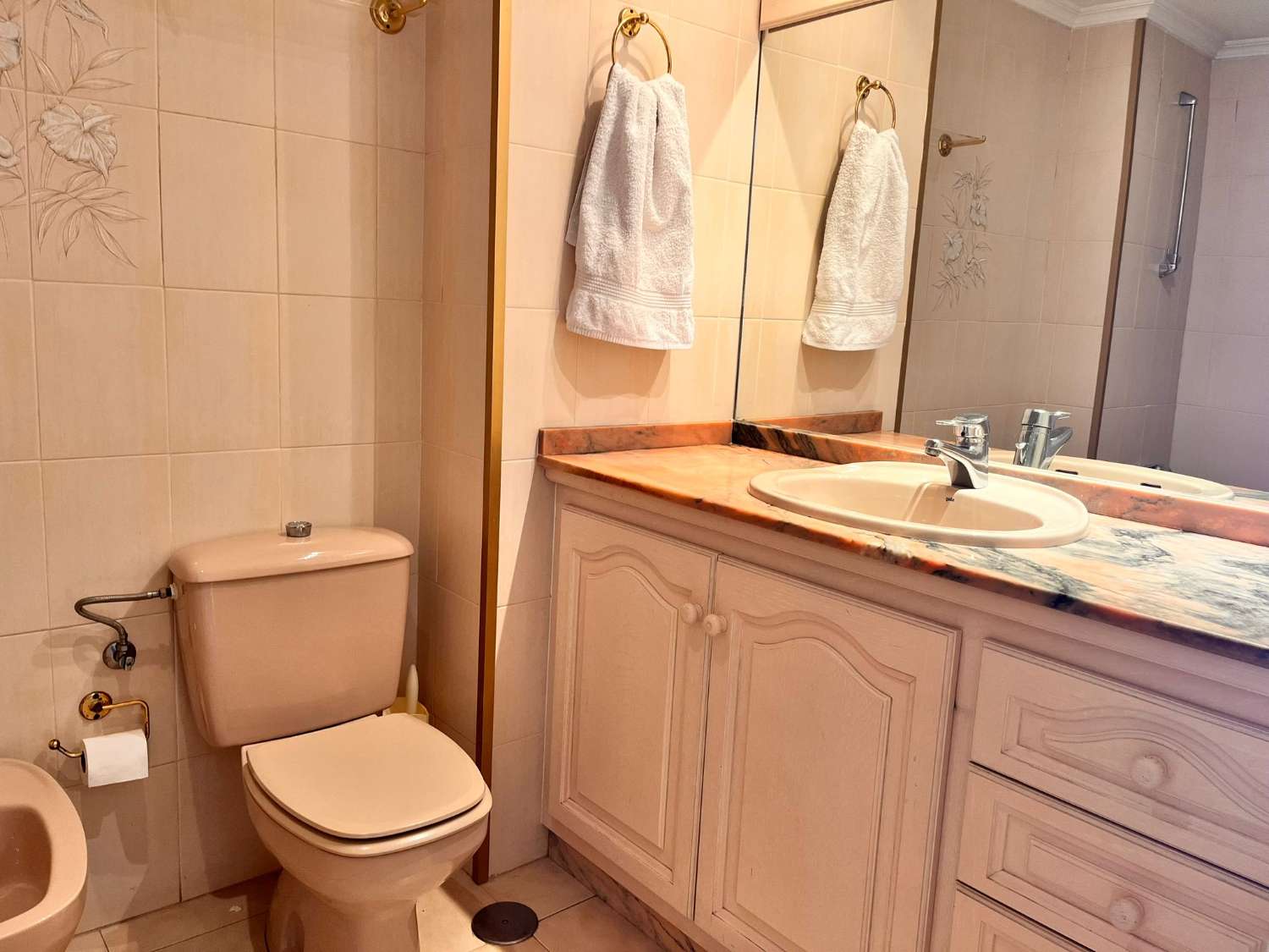 SE ALQUILA  DESDE 01.10.26-30.06.27 MAGNIFICO APARTAMENTO CON VISTAS  FRONTALES AL MAR EN 1ª LINEA DE PLAYA EN LOS BOLICHES (FUENGIROLA )