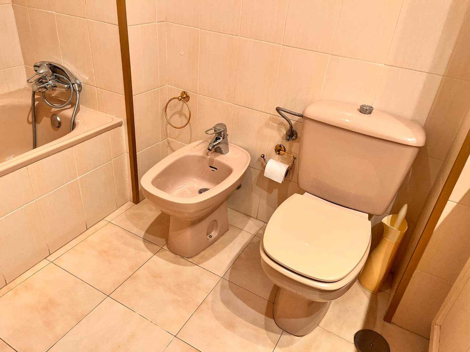 SE ALQUILA  DESDE 01.10.26-30.06.27 MAGNIFICO APARTAMENTO CON VISTAS  FRONTALES AL MAR EN 1ª LINEA DE PLAYA EN LOS BOLICHES (FUENGIROLA )