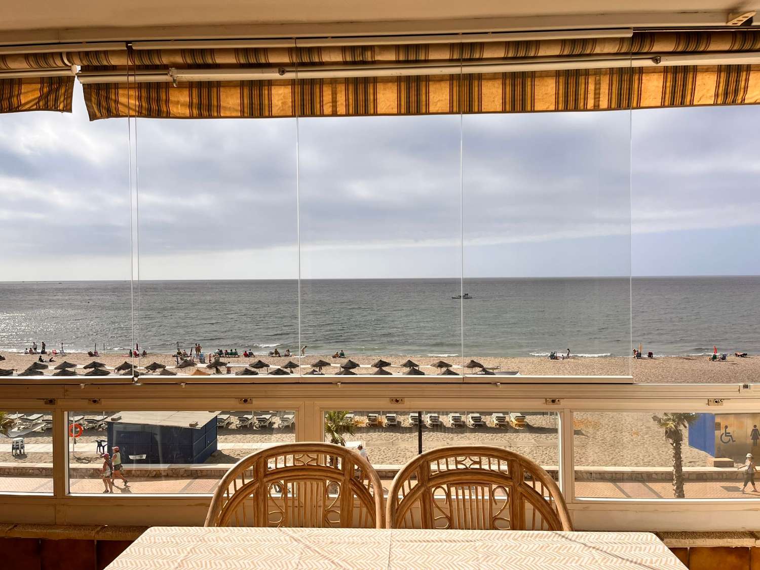 SE ALQUILA  DESDE 01.10.26-30.06.27 MAGNIFICO APARTAMENTO CON VISTAS  FRONTALES AL MAR EN 1ª LINEA DE PLAYA EN LOS BOLICHES (FUENGIROLA )